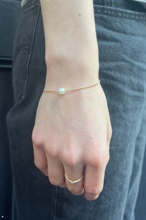 Gold Brandy Melville Pearl Charm Bracelet | USA 76401-HUIX